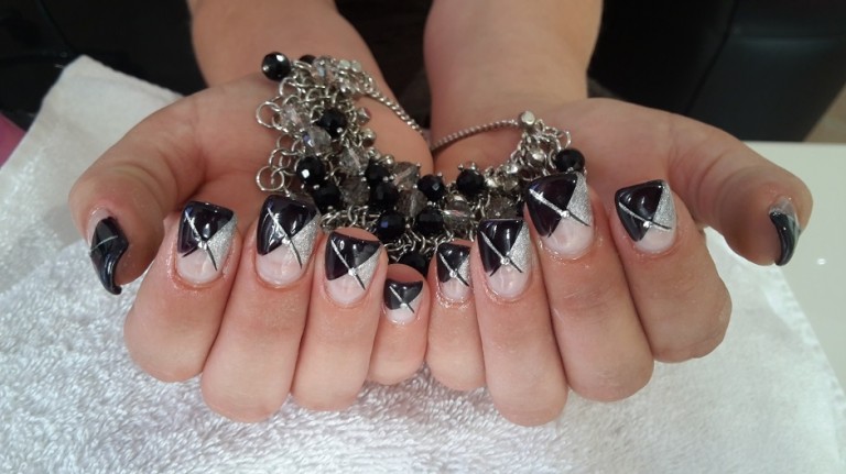 Pose d ongle gel french fantaisie noire strass argente decoration nail
